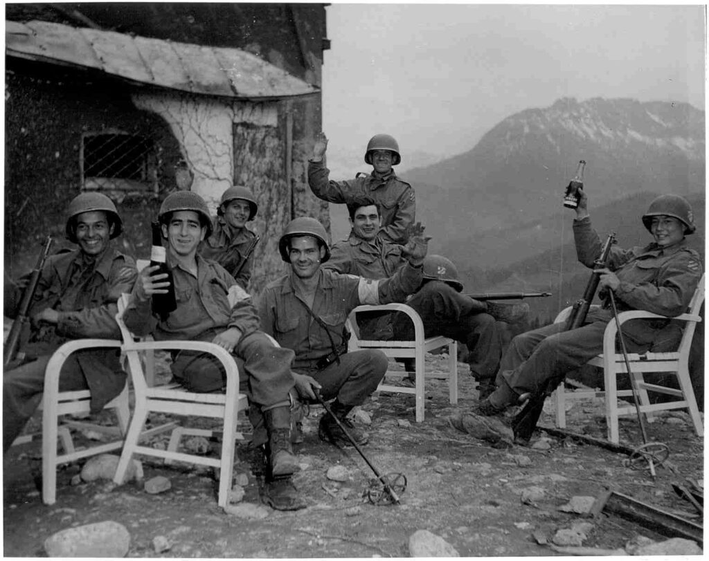 Les soldats américains posent sur la terrasse du Berghof