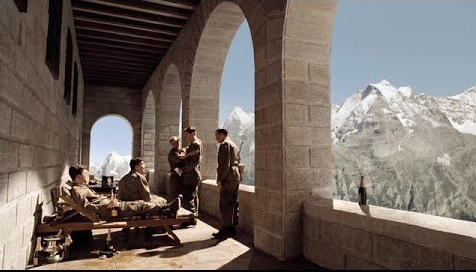 Image extraite de la série Band of Brothers : la Easy profite d'un temps de repos sur la terrasse du Nid d'aigle