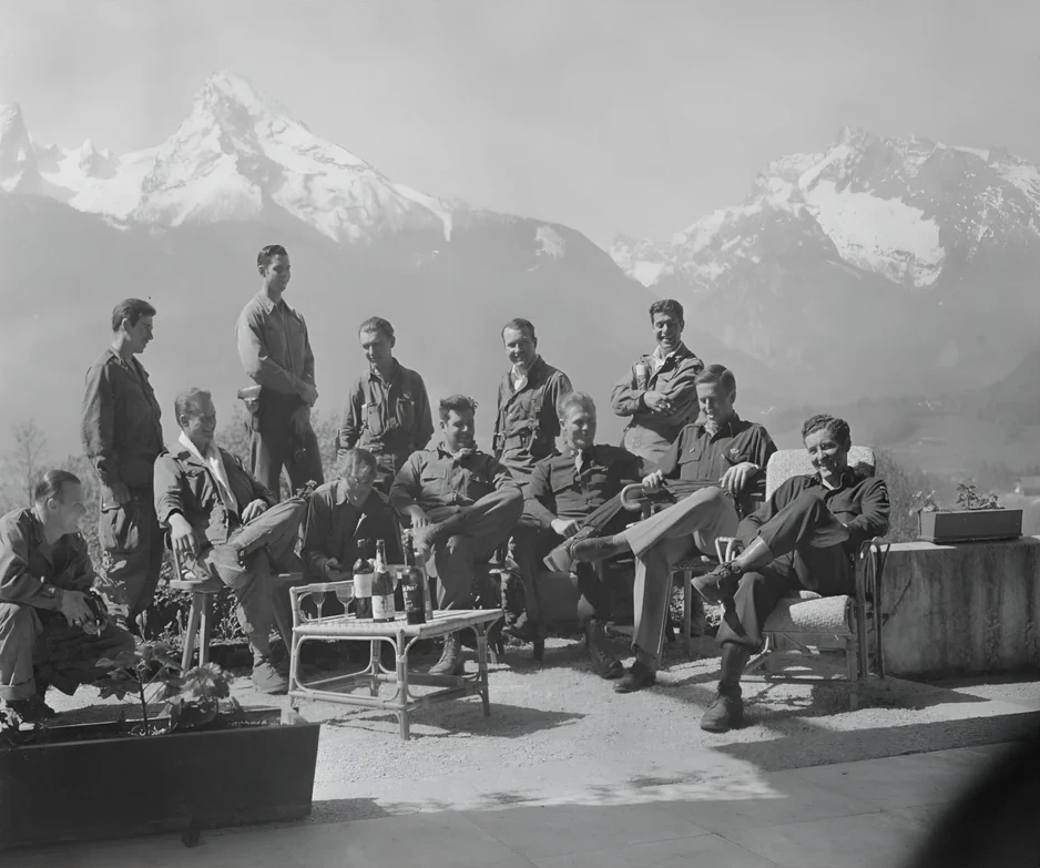 Les officiers de la Easy Company sur la terrasse du Kehlsteinhaus