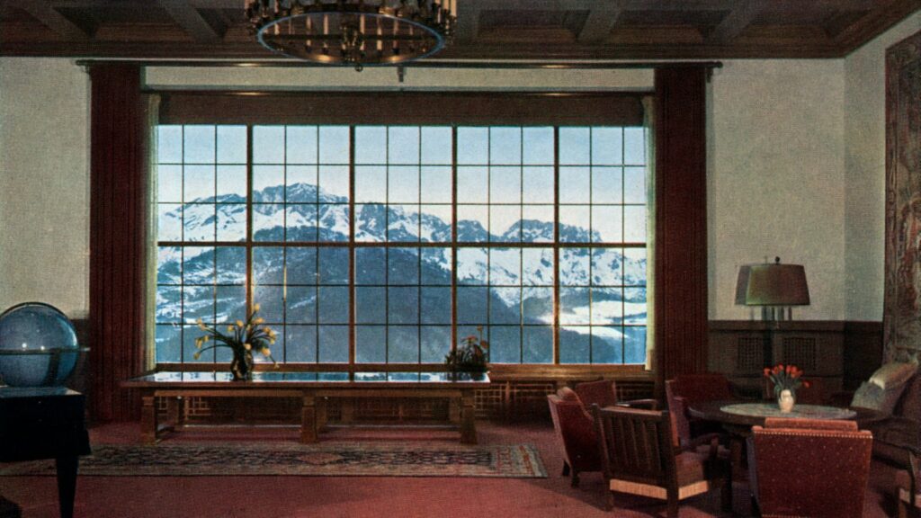 Caret postale montant l'intérieurr de la Haus Wachenfeld. Le Berghof offre une vue imprenable sur les Alpes.