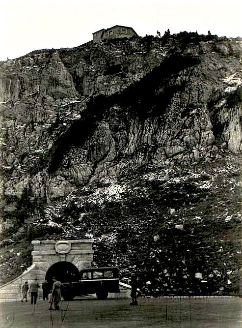 Le Nid d'Aigle est situé sur un sommet proche du Berghof. Il est accessible par un ascenseur.