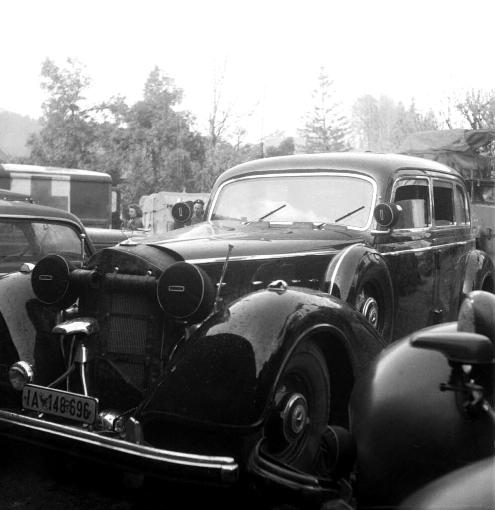 Une des Mercedes blindée de Hitler est prise par les Français au Berghof.