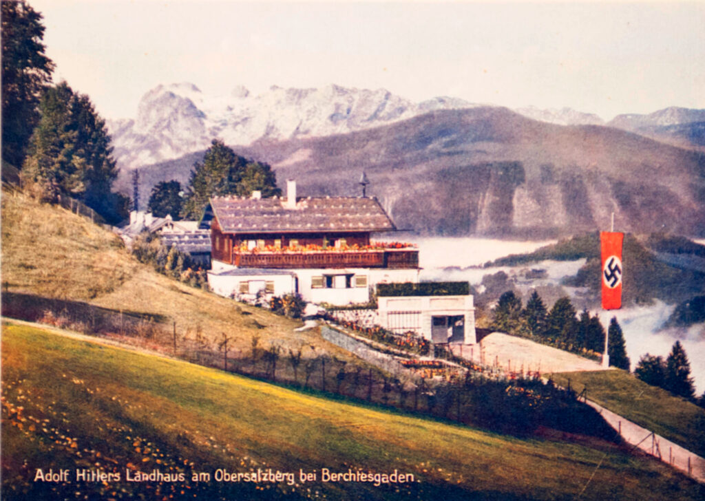 Carte postale en couleur montrant la Haus Wachenfeld, la résidence d'Adolf Hitler au Berghof.