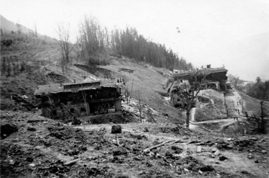 Le site du Berghof en partie détruit par un bombardement britannique.